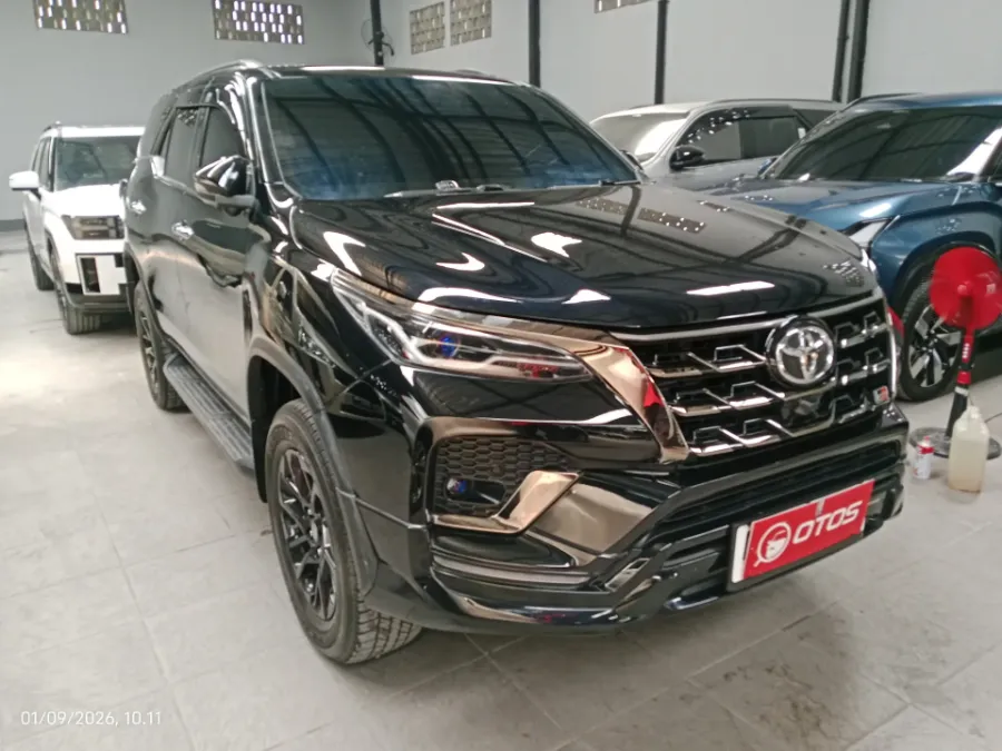 Foto Mobil Bekas Kanan Depan Toyota Fortuner 2.8 4X2 VRZ tahun 2024