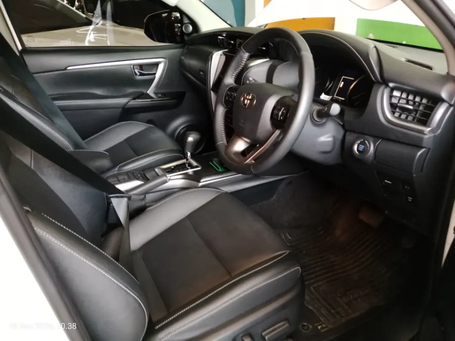 Foto Mobil Bekas Kabin Depan Toyota Fortuner 2.8 4X2 VRZ tahun 2025