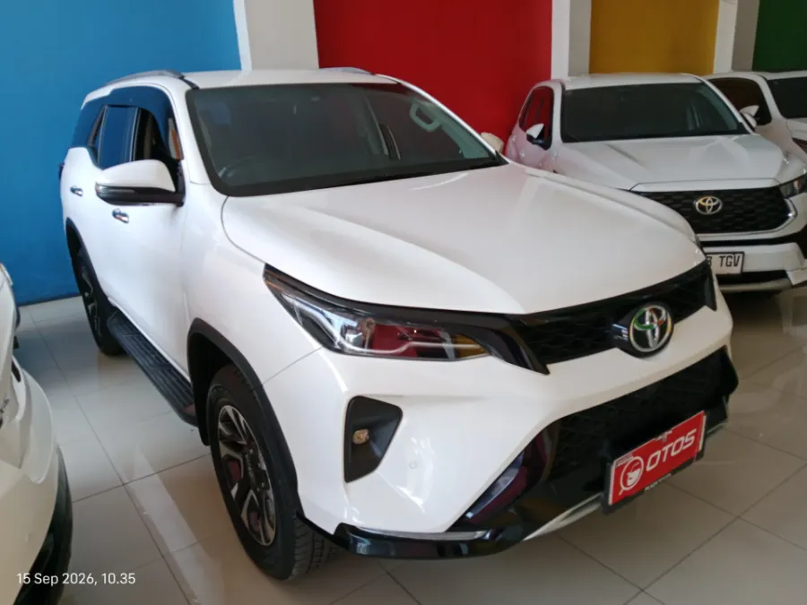 Foto Mobil Bekas Kanan Depan Toyota Fortuner 2.8 4X2 VRZ tahun 2025