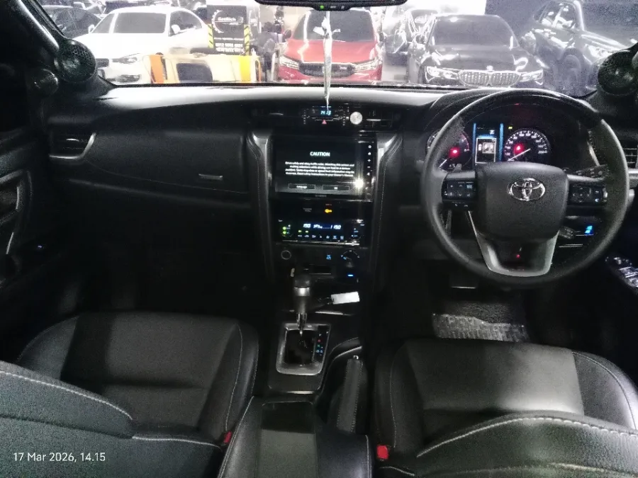 Foto Mobil Bekas Dashboard Toyota Fortuner 2.8 4X4 VRZ tahun 2022