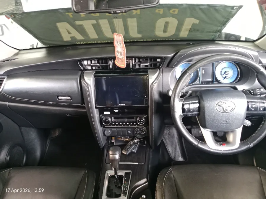 Foto Mobil Bekas Dashboard Toyota Fortuner 2.8 4X4 VRZ tahun 2022