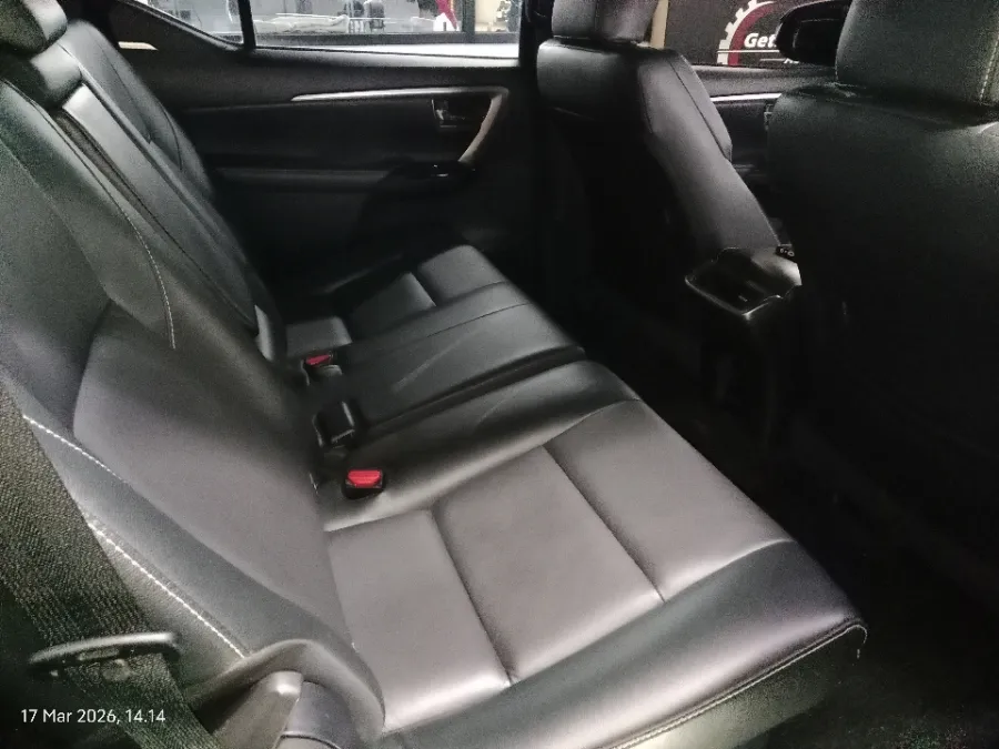 Foto Mobil Bekas Kabin Belakang Toyota Fortuner 2.8 4X4 VRZ tahun 2022