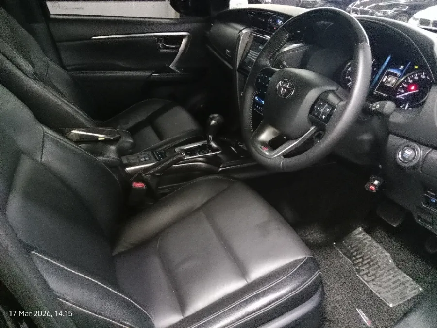 Foto Mobil Bekas Kabin Depan Toyota Fortuner 2.8 4X4 VRZ tahun 2022