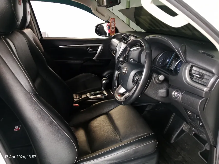 Foto Mobil Bekas Kabin Depan Toyota Fortuner 2.8 4X4 VRZ tahun 2022