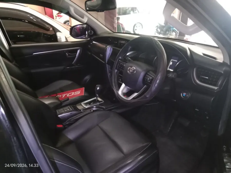 Foto Mobil Bekas Kabin Depan Toyota Fortuner 2.8 4X4 VRZ tahun 2022