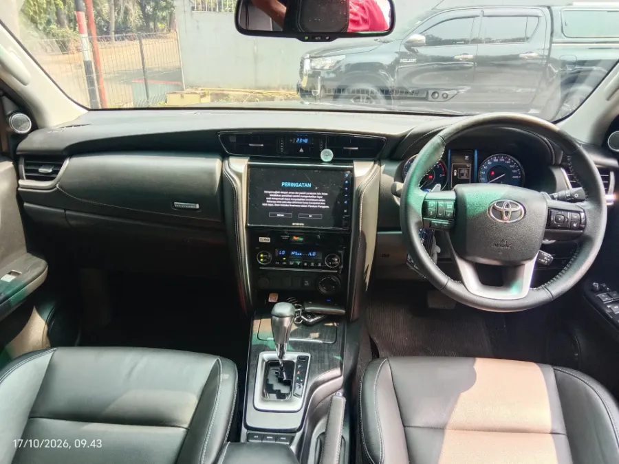 Foto Mobil Bekas Dashboard Toyota Fortuner 2.8 4X4 VRZ tahun 2024