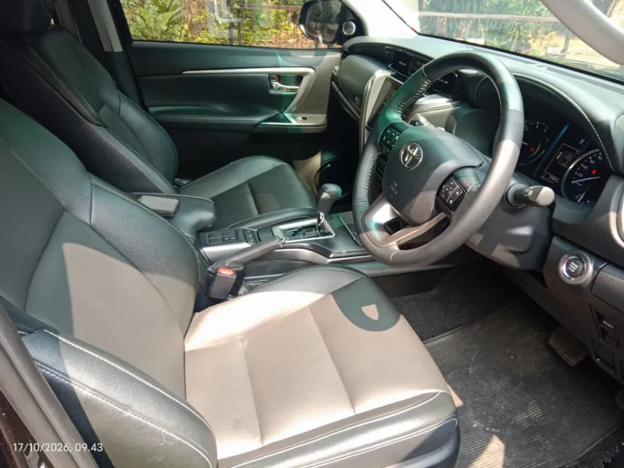 Foto Mobil Bekas Kabin Depan Toyota Fortuner 2.8 4X4 VRZ tahun 2024