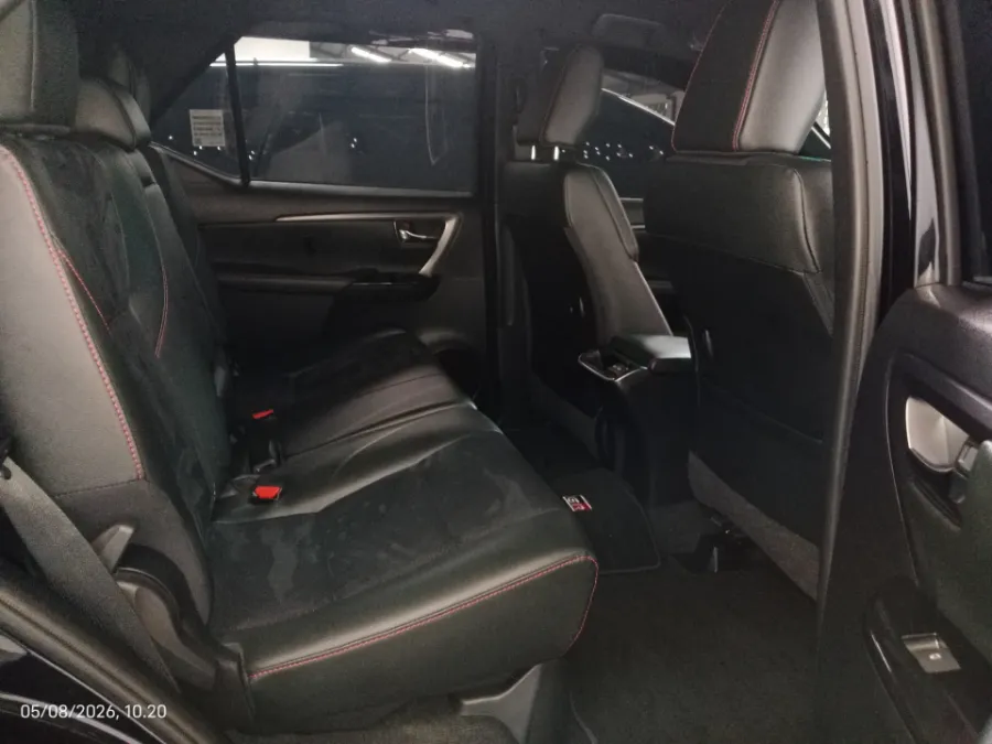 Foto Mobil Bekas Kabin Belakang Toyota Fortuner 2.8 4X4 VRZ tahun 2025
