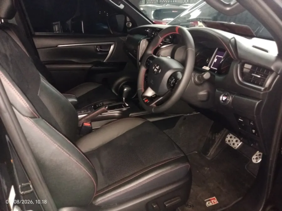 Foto Mobil Bekas Kabin Depan Toyota Fortuner 2.8 4X4 VRZ tahun 2025