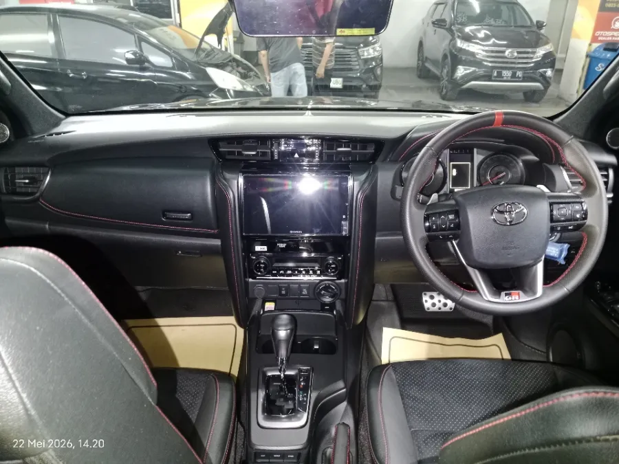 Foto Mobil Bekas Dashboard Toyota Fortuner 2.8 GR Sport tahun 2024