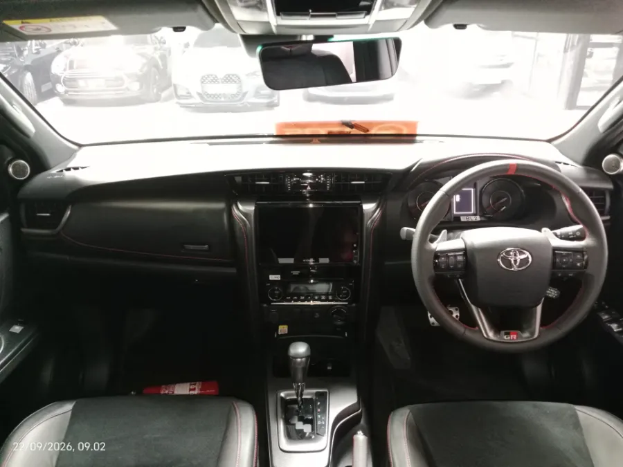 Foto Mobil Bekas Dashboard Toyota Fortuner 2.8 GR Sport tahun 2024