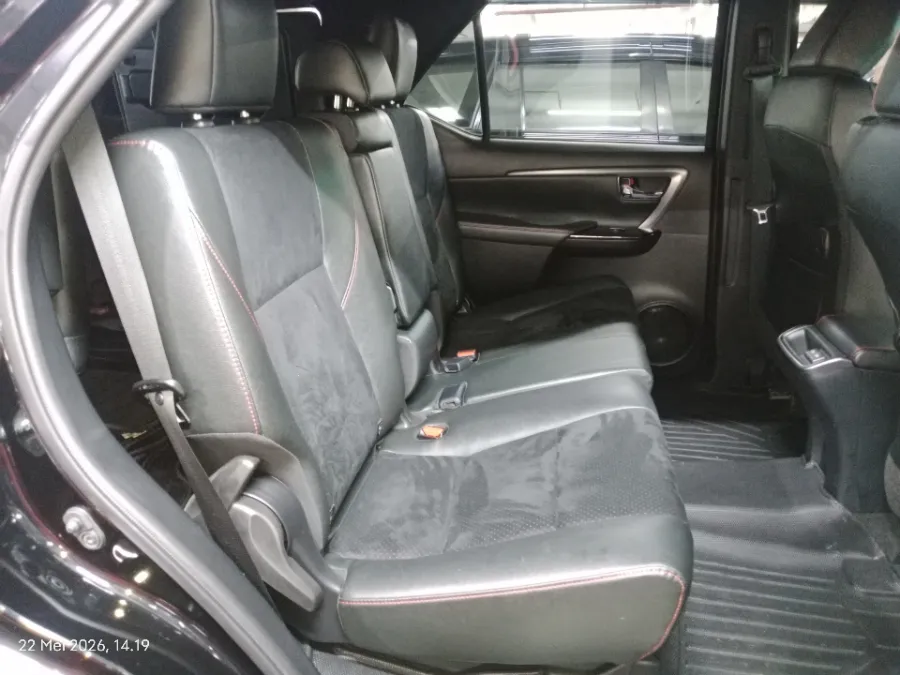 Foto Mobil Bekas Kabin Belakang Toyota Fortuner 2.8 GR Sport tahun 2024