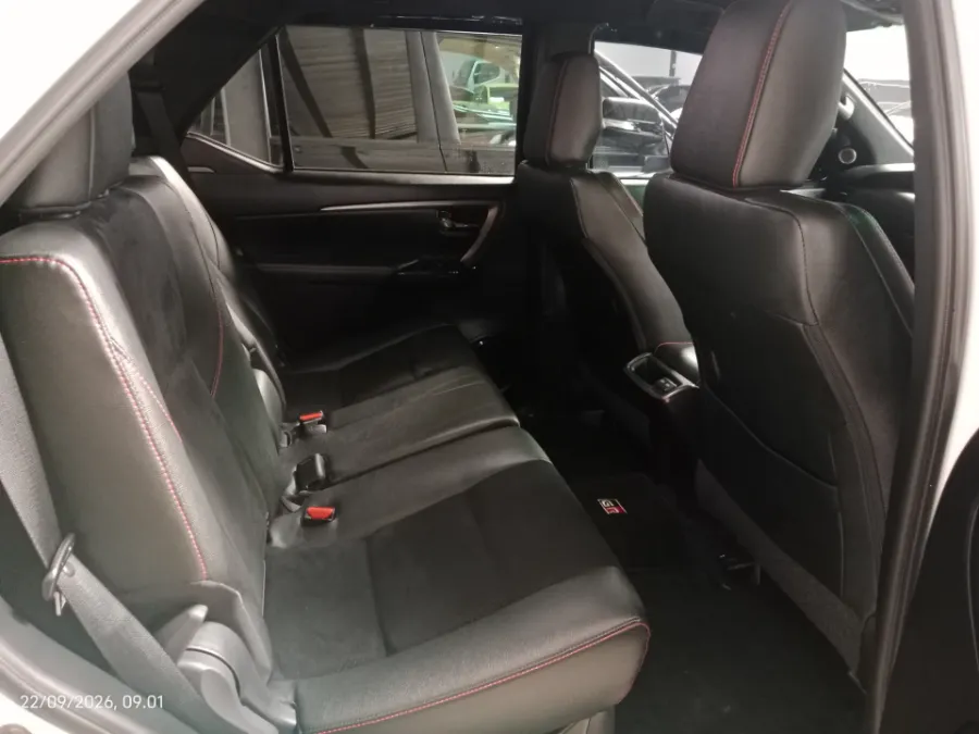 Foto Mobil Bekas Kabin Belakang Toyota Fortuner 2.8 GR Sport tahun 2024