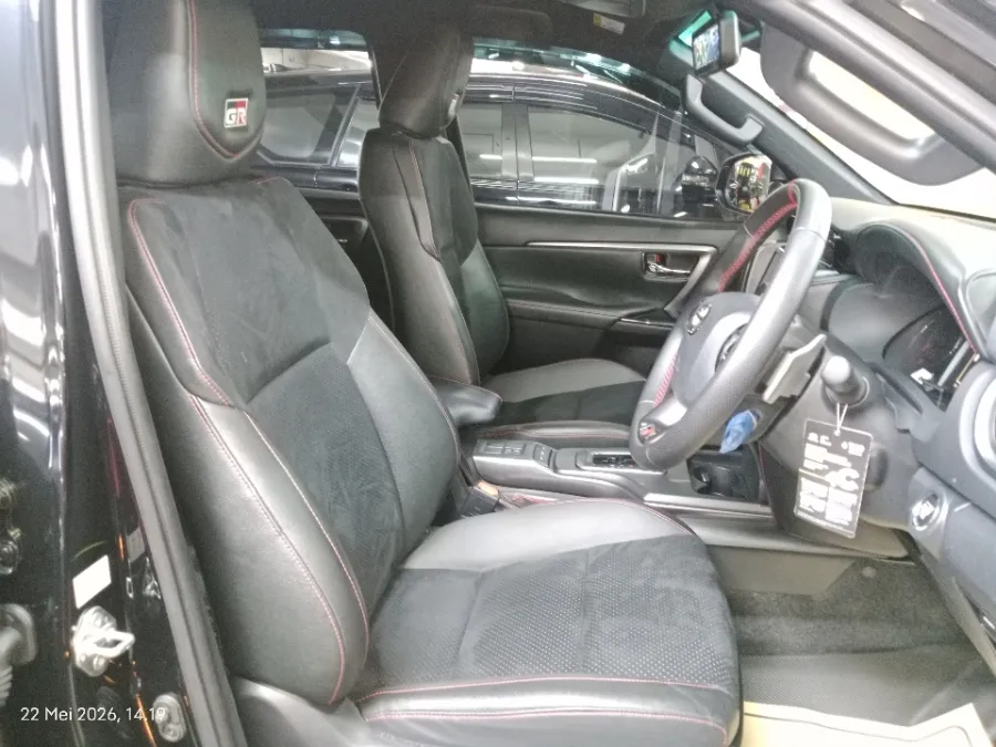 Foto Mobil Bekas Kabin Depan Toyota Fortuner 2.8 GR Sport tahun 2024