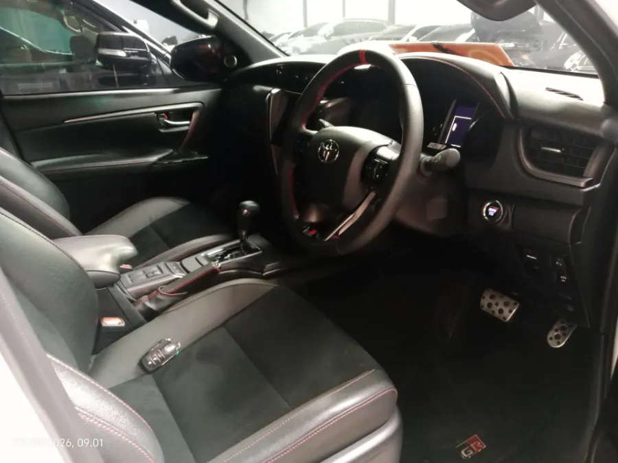 Foto Mobil Bekas Kabin Depan Toyota Fortuner 2.8 GR Sport tahun 2024