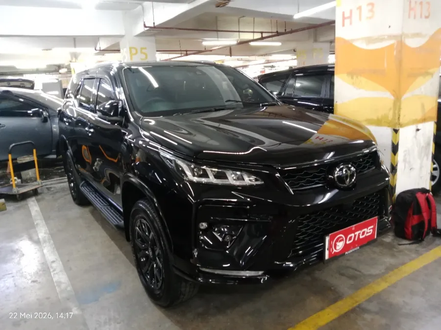 Foto Mobil Bekas Kanan Depan Toyota Fortuner 2.8 GR Sport tahun 2024