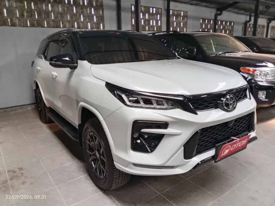 Foto Mobil Bekas Kanan Depan Toyota Fortuner 2.8 GR Sport tahun 2024