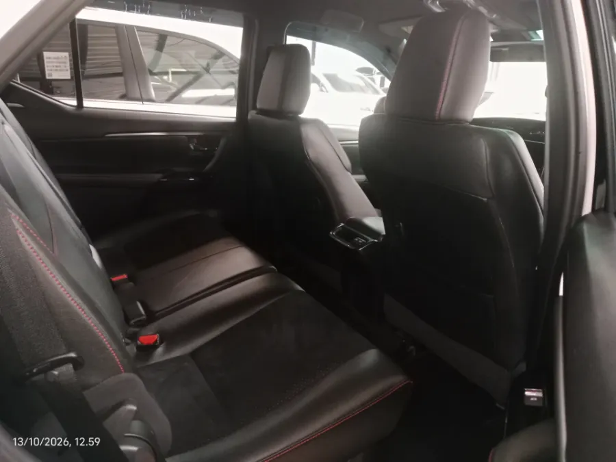 Foto Mobil Bekas Kabin Belakang Toyota Fortuner 2.8 GR Sport tahun 2025