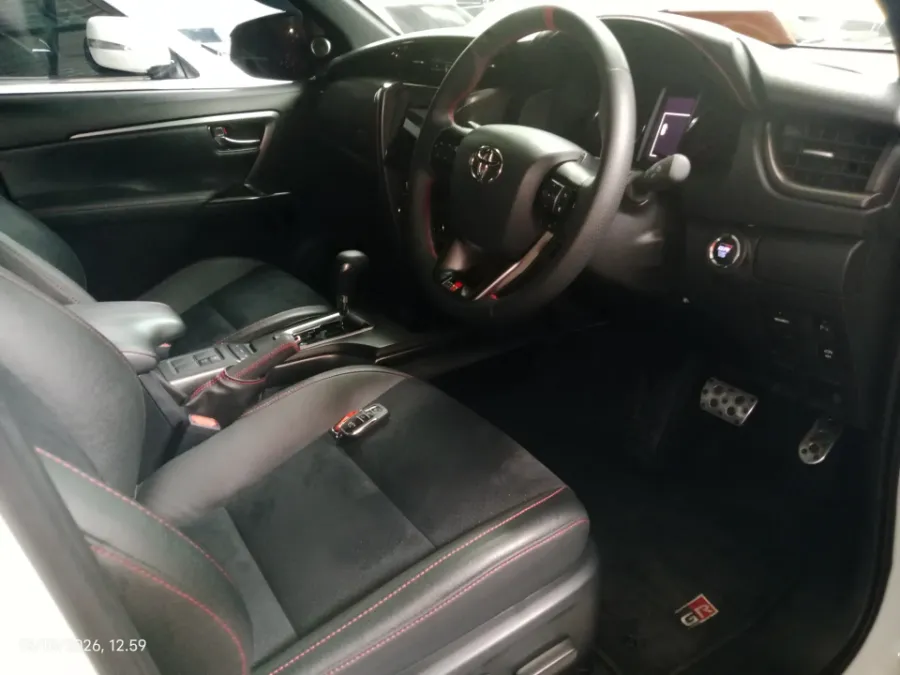 Foto Mobil Bekas Kabin Depan Toyota Fortuner 2.8 GR Sport tahun 2025