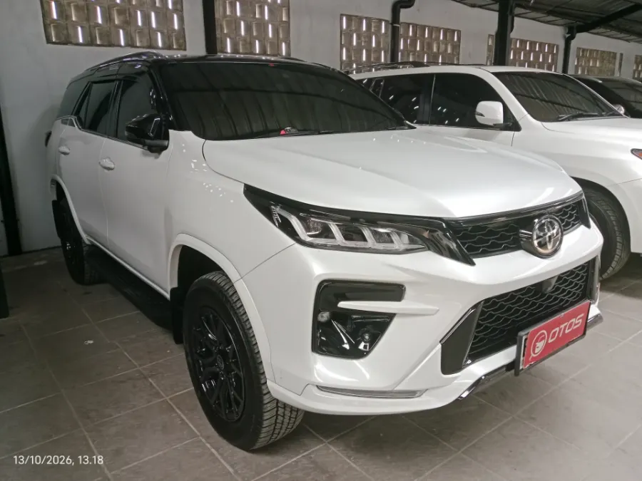 Foto Mobil Bekas Kanan Depan Toyota Fortuner 2.8 GR Sport tahun 2025