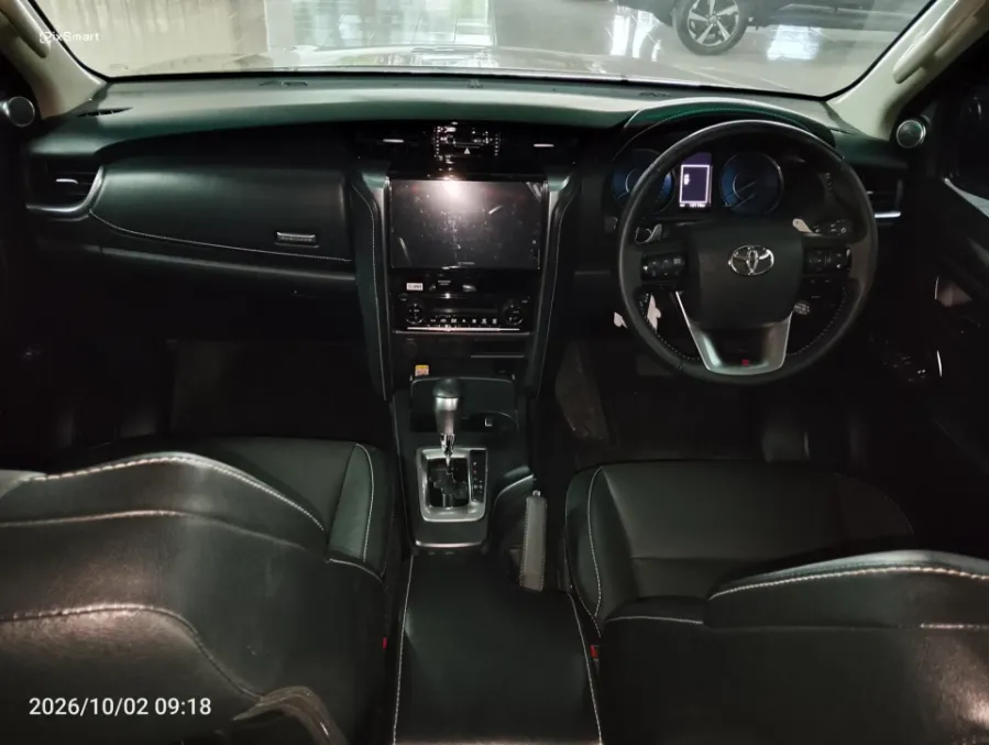 Foto Mobil Bekas Dashboard Toyota Fortuner 2.8 VRZ TSS tahun 2024