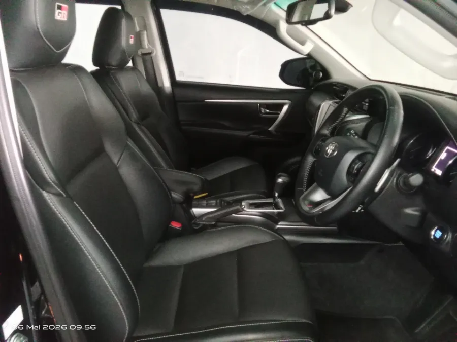 Foto Mobil Bekas Kabin Depan Toyota Fortuner 2.8 VRZ TSS tahun 2024