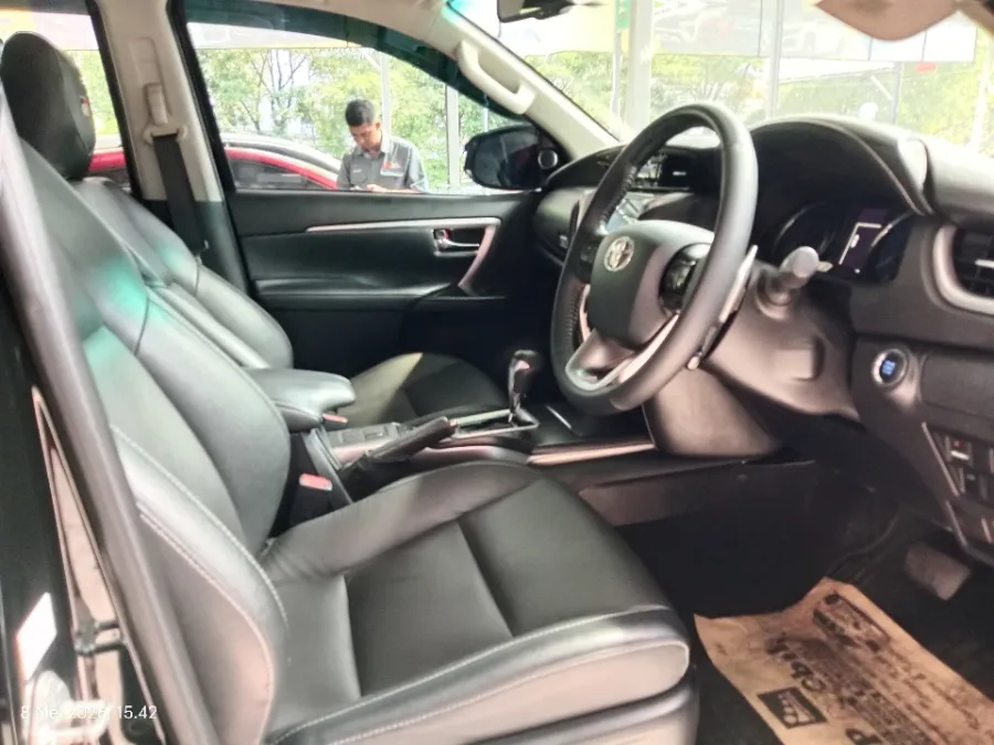 Foto Mobil Bekas Kabin Depan Toyota Fortuner 2.8 VRZ TSS tahun 2024