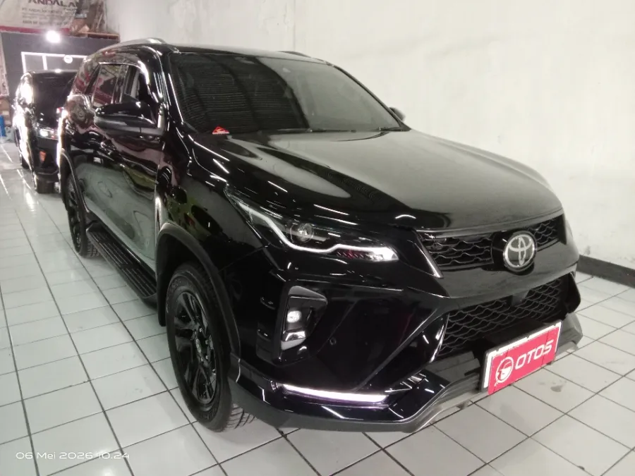 Foto Mobil Bekas Kanan Depan Toyota Fortuner 2.8 VRZ TSS tahun 2024