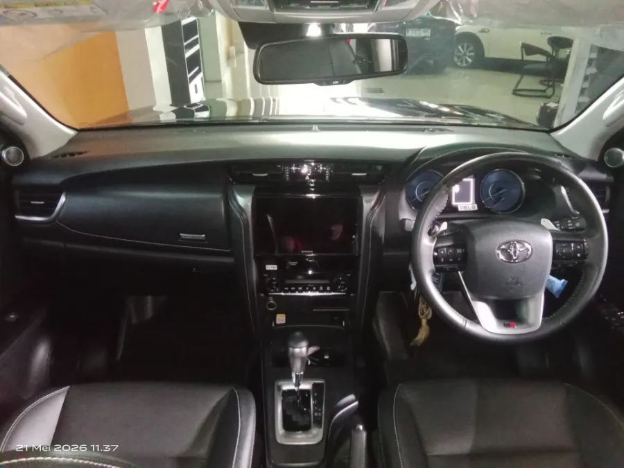 Foto Mobil Bekas Dashboard Toyota Fortuner 2.8 VRZ TSS tahun 2025