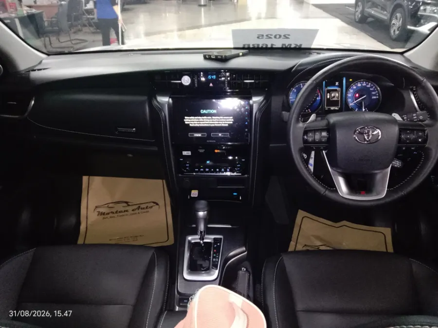 Foto Mobil Bekas Dashboard Toyota Fortuner 2.8 VRZ TSS tahun 2025