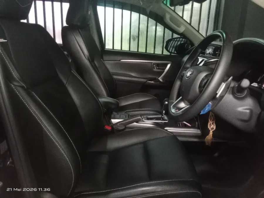 Foto Mobil Bekas Kabin Depan Toyota Fortuner 2.8 VRZ TSS tahun 2025
