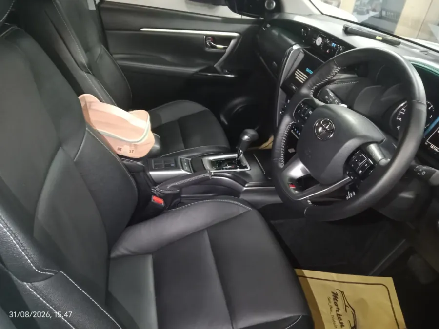 Foto Mobil Bekas Kabin Depan Toyota Fortuner 2.8 VRZ TSS tahun 2025