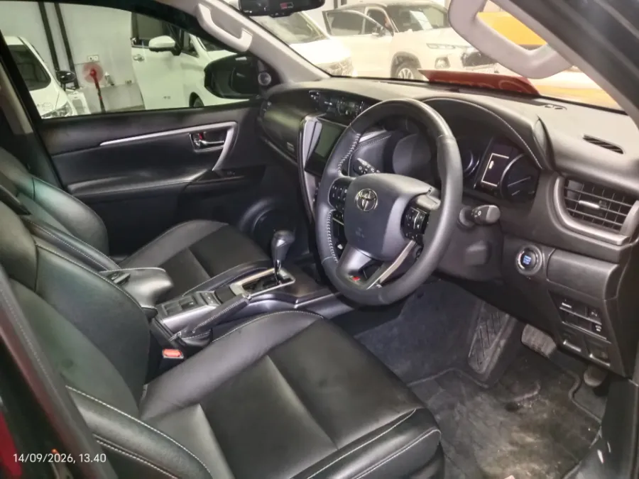 Foto Mobil Bekas Kabin Depan Toyota Fortuner 2.8 VRZ TSS tahun 2025