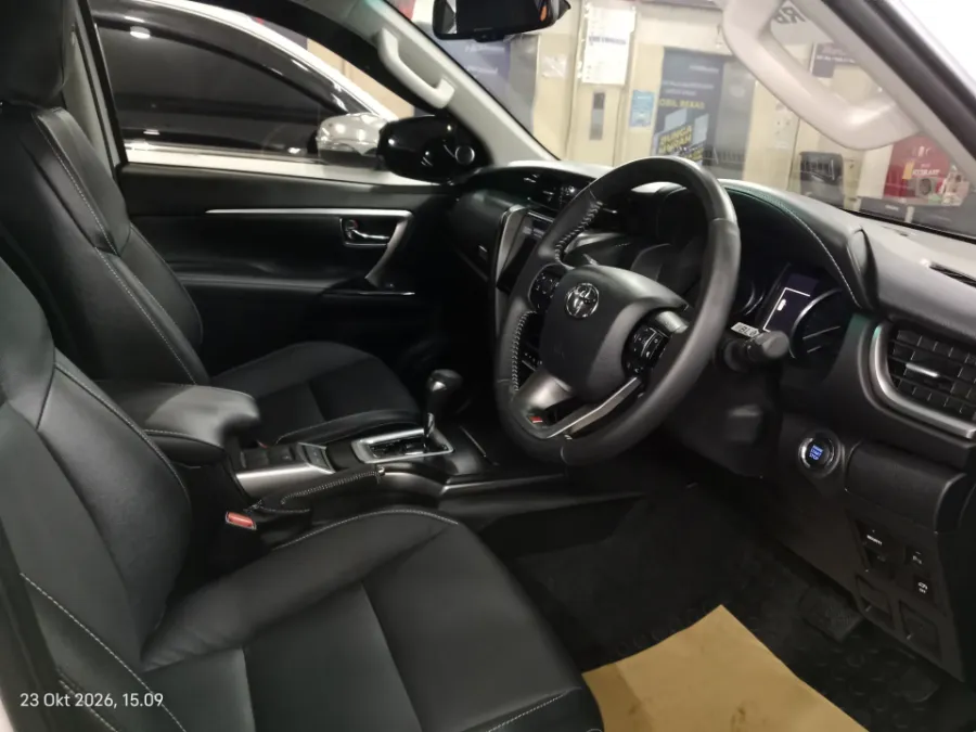 Foto Mobil Bekas Kabin Depan Toyota Fortuner 2.8 VRZ TSS tahun 2025