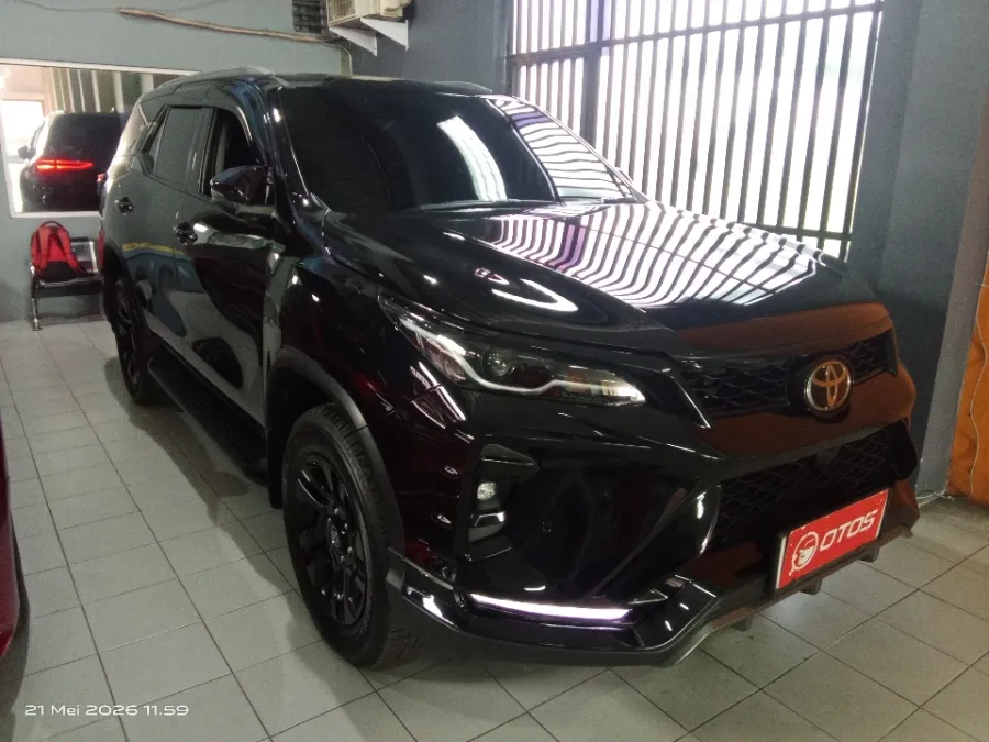 Foto Mobil Bekas Kanan Depan Toyota Fortuner 2.8 VRZ TSS tahun 2025