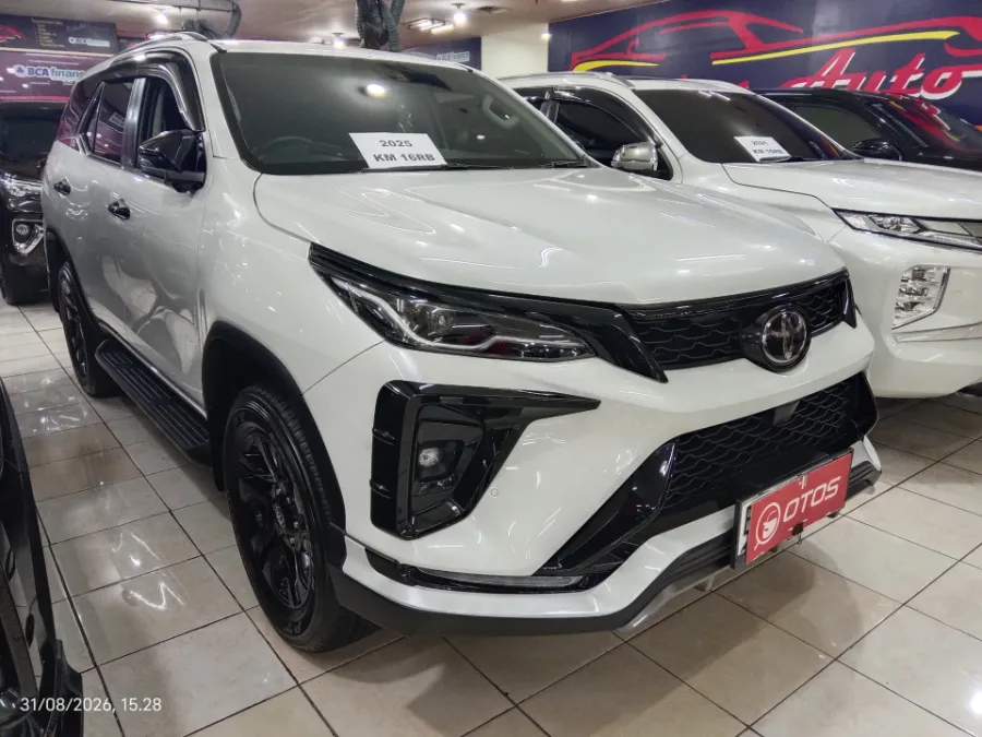 Foto Mobil Bekas Kanan Depan Toyota Fortuner 2.8 VRZ TSS tahun 2025