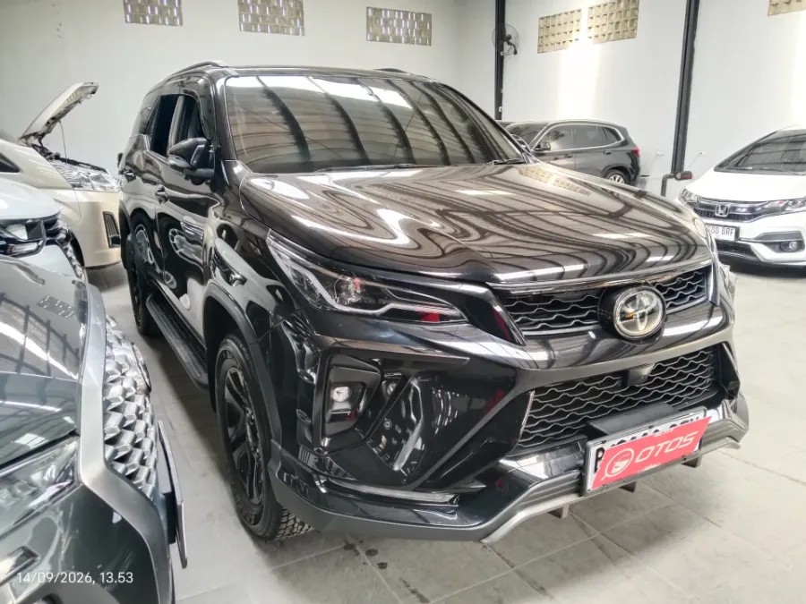 Foto Mobil Bekas Kanan Depan Toyota Fortuner 2.8 VRZ TSS tahun 2025