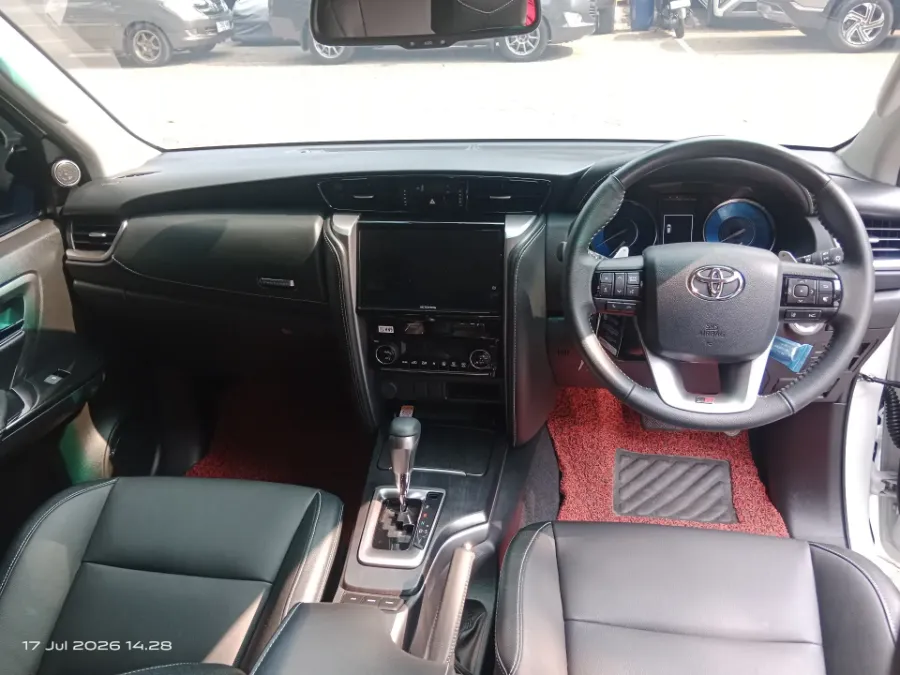 Foto Mobil Bekas Dashboard Toyota Fortuner 2.8 VRZ TSS tahun 2026
