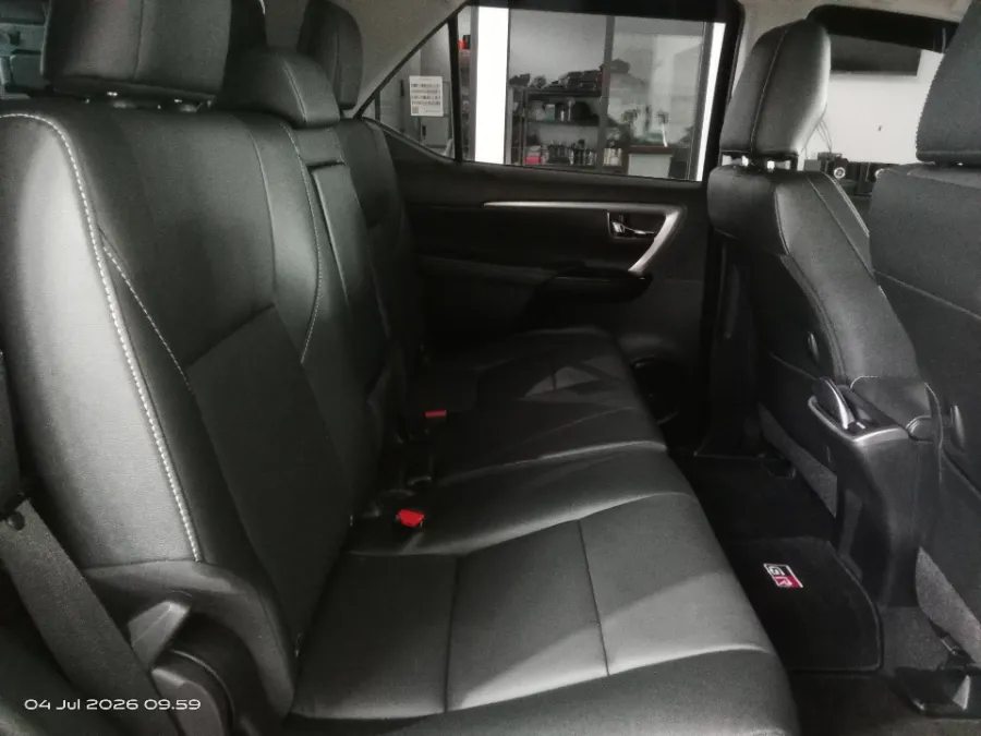 Foto Mobil Bekas Kabin Belakang Toyota Fortuner 2.8 VRZ TSS tahun 2026