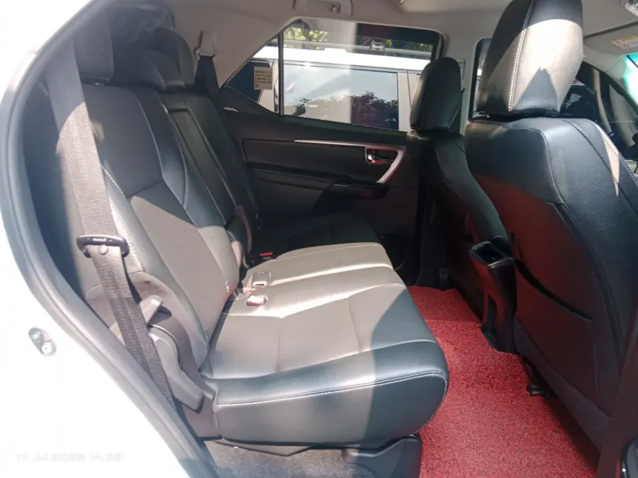 Foto Mobil Bekas Kabin Belakang Toyota Fortuner 2.8 VRZ TSS tahun 2026