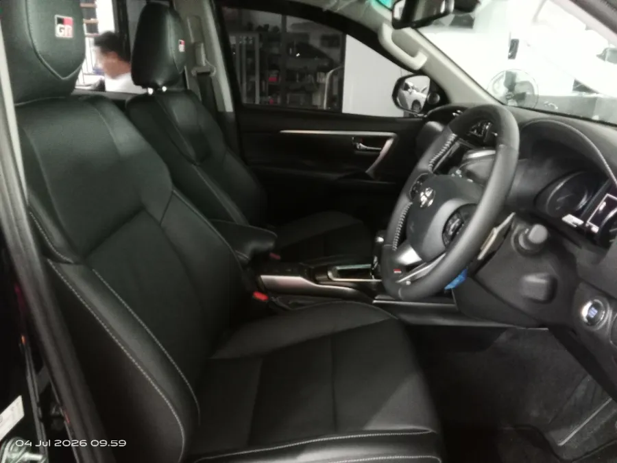 Foto Mobil Bekas Kabin Depan Toyota Fortuner 2.8 VRZ TSS tahun 2026