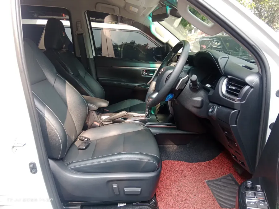 Foto Mobil Bekas Kabin Depan Toyota Fortuner 2.8 VRZ TSS tahun 2026