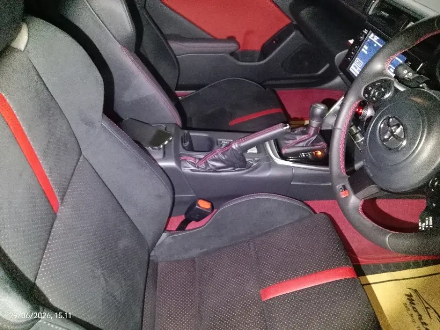 Foto Mobil Bekas Kabin Depan Toyota GR 86 2.4 tahun 2024