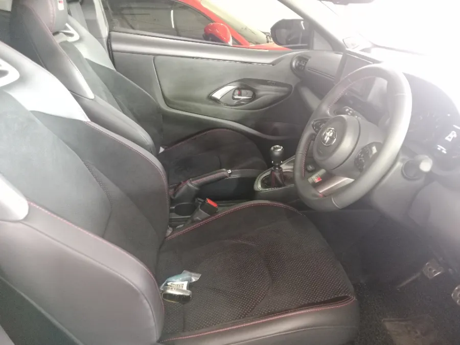Foto Mobil Bekas Kabin Depan Toyota GR Yaris 1.6 tahun 2022