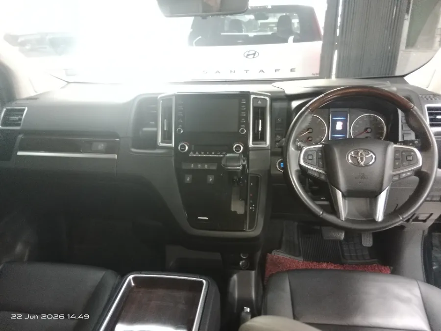 Foto Mobil Bekas Dashboard Toyota Granace 2.8 Diesel tahun 2023