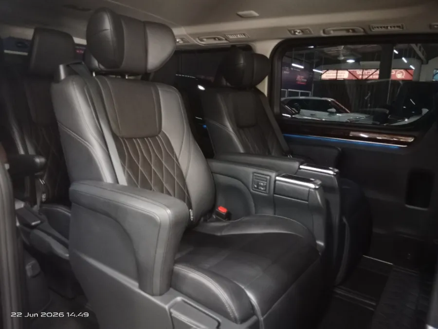 Foto Mobil Bekas Kabin Belakang Toyota Granace 2.8 Diesel tahun 2023