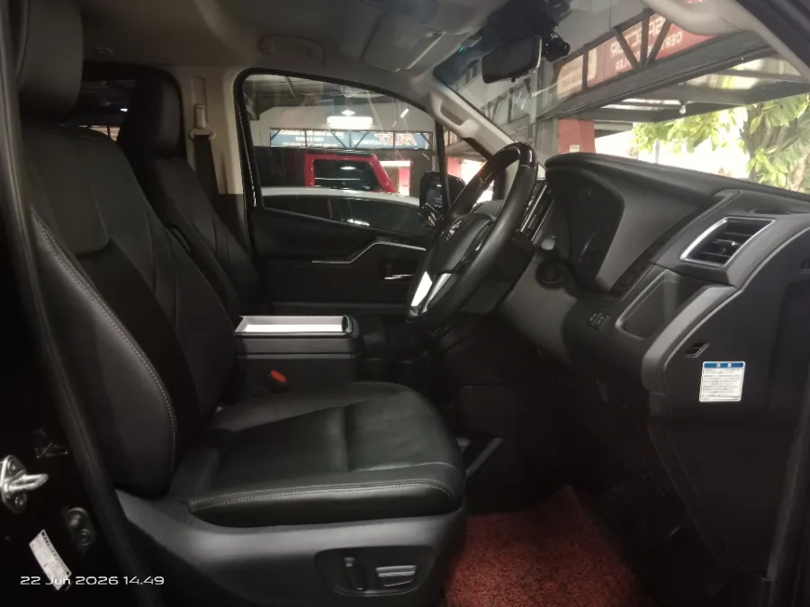 Foto Mobil Bekas Kabin Depan Toyota Granace 2.8 Diesel tahun 2023