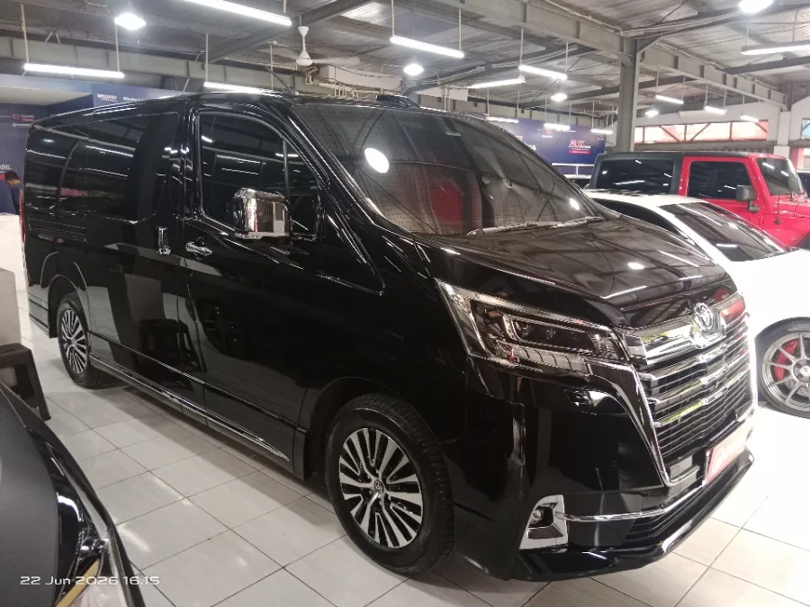 Foto Mobil Bekas Kanan Depan Toyota Granace 2.8 Diesel tahun 2023