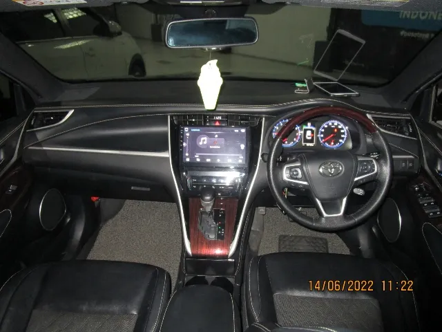 Foto Mobil Bekas Dashboard Toyota Harrier 2.0 tahun 2014