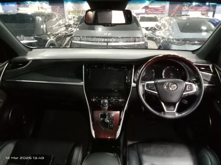 Foto Mobil Bekas Dashboard Toyota Harrier 2.0 tahun 2014